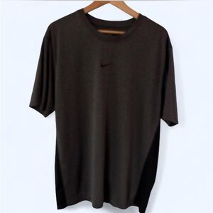 Nike Men's Gray & Black T-Shirt